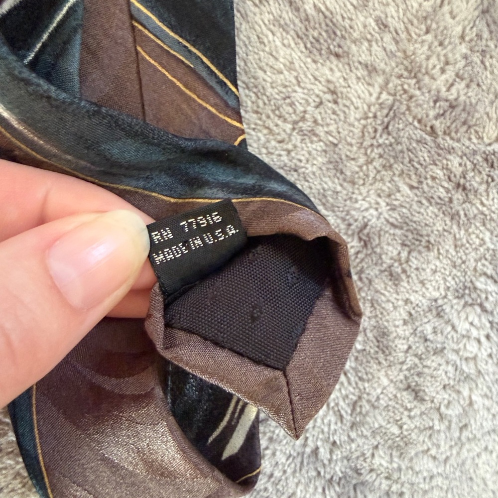 Chez Roffe Men’s Brown Abstract Design Tie - Picture 4 of 4